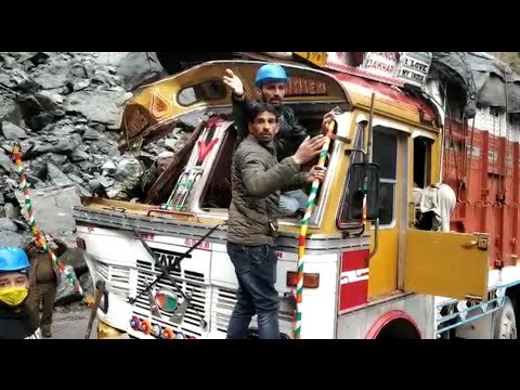 Ramban: Big Boulders hit truck | Driver died on Spot | QRT and SDRF on rescue