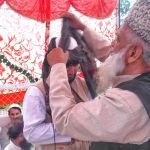 Haji Ghulam Qadir Ganipuri covering head of student on Dastar Bandi
