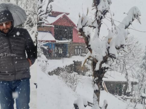 Amid heavy snowfall, admin officials visits 35KM on foot for electrification in Doda's village