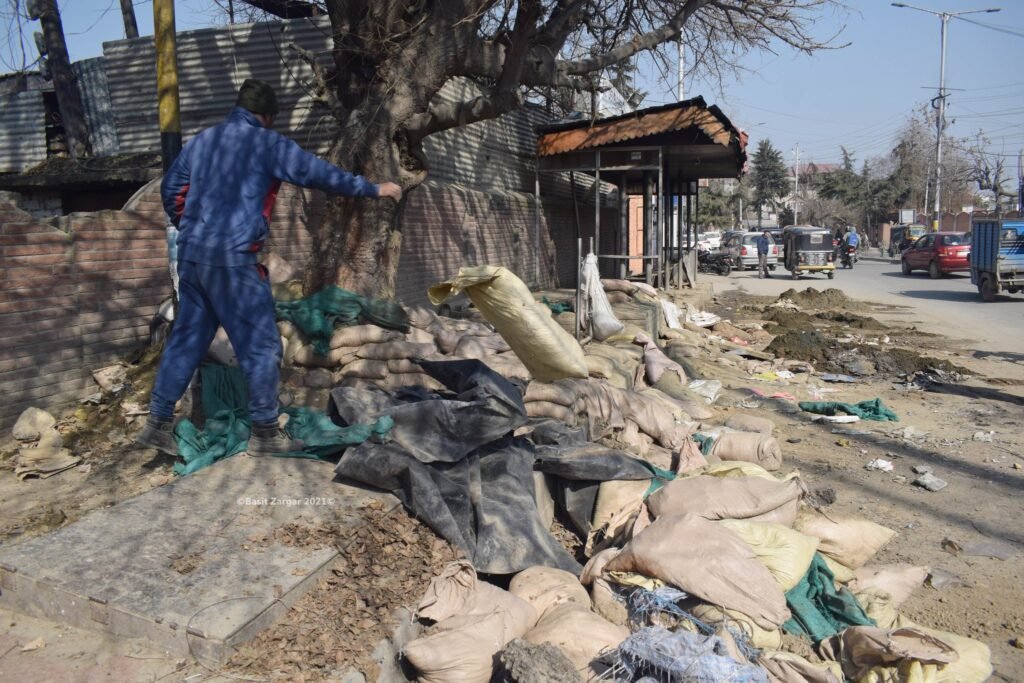 Bunker’s removed in Srinagar parts