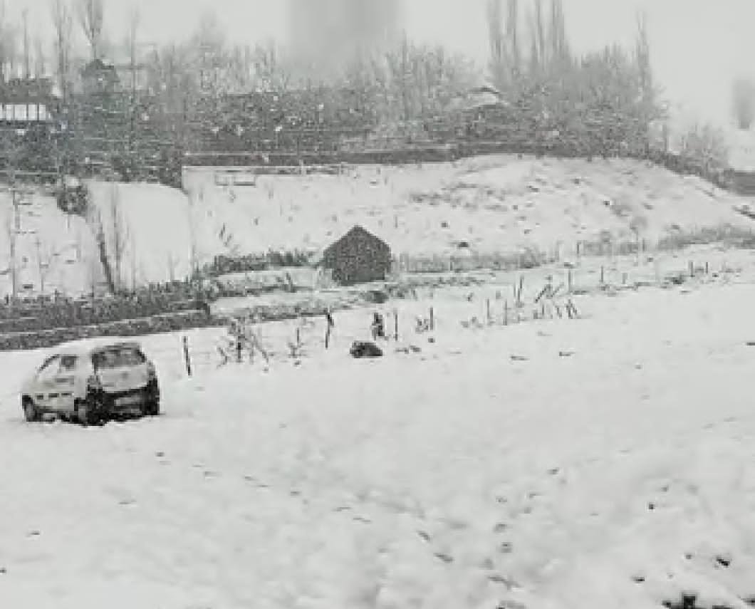 Fresh snowfall in higher reaches of Kashmir, rains lash plains