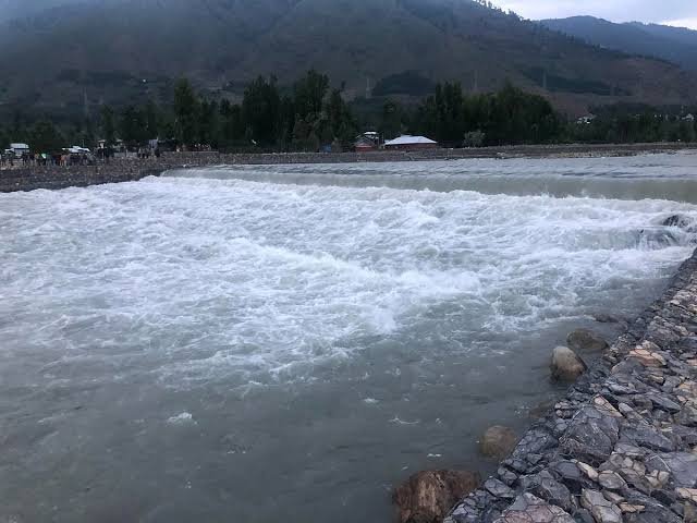 Kashmir: Unidentified body found floating in LJHP water reservoir in Boniyar; rescue operation underway