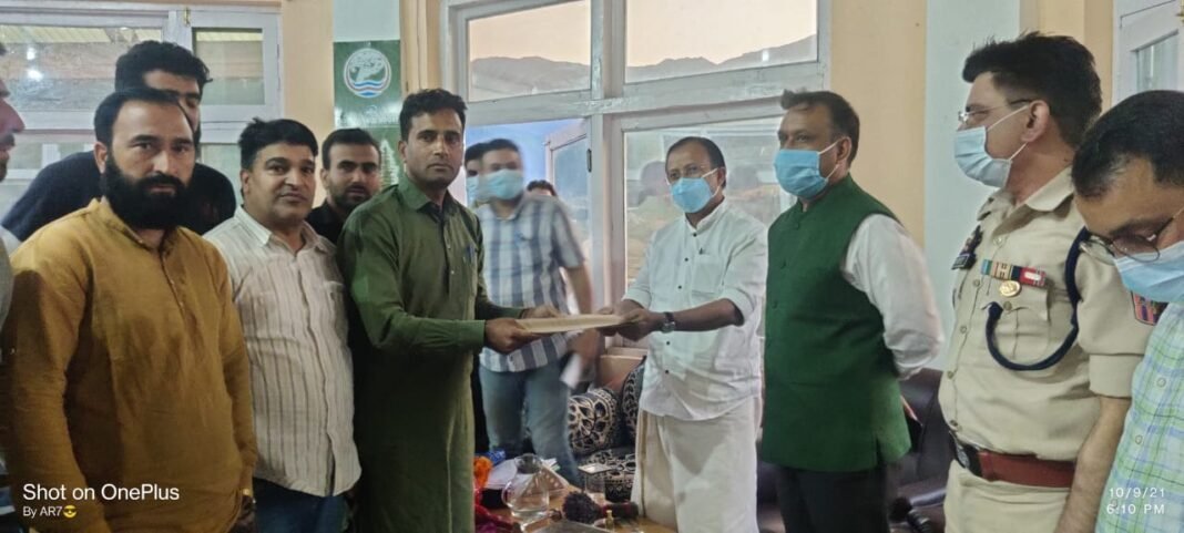 Adv. Malik calls on Union MoS for External and Parliamentary Affairs, Demands district for Bhaderwah, Jobs for youth in Khellani Tunnel