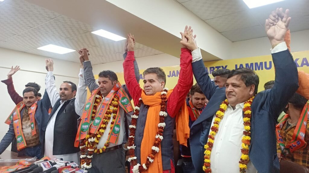 Fed—up by infighting in Congress, Ghulam Nabi Azad's kin joins BJP