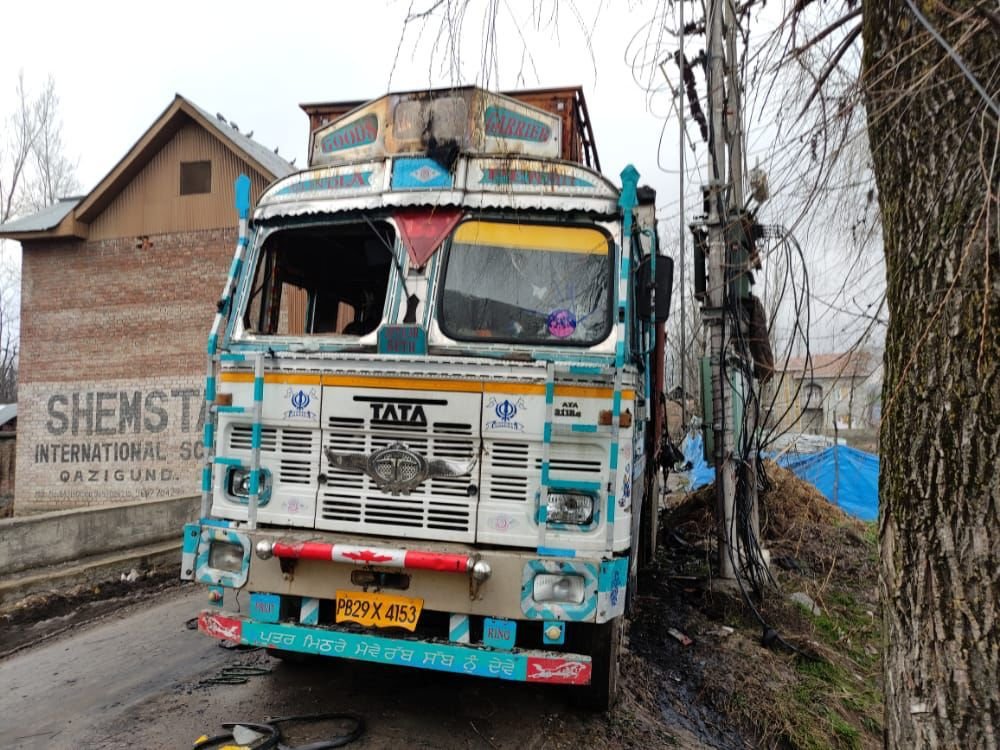 Driver charred to death inside truck in Qazigund
