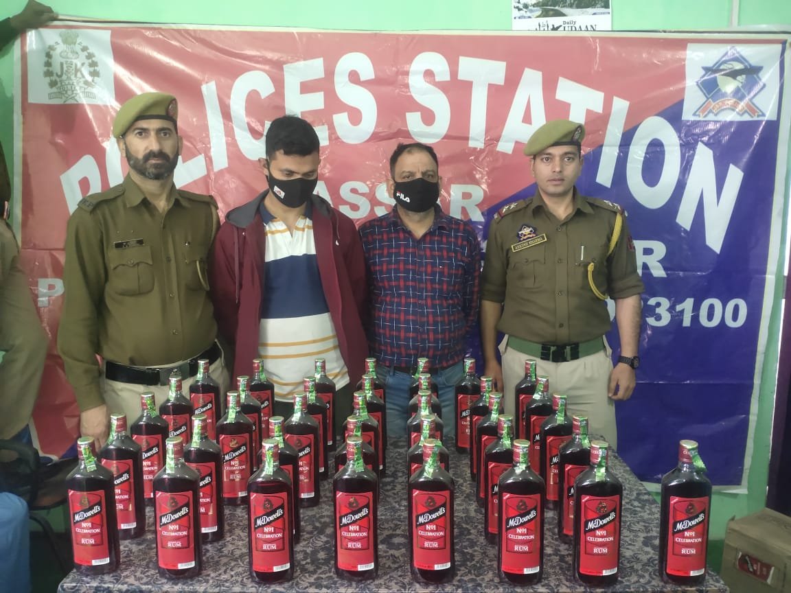 Doda Police apprehend two bootleggers in Assar with huge quantity of illegal liquor