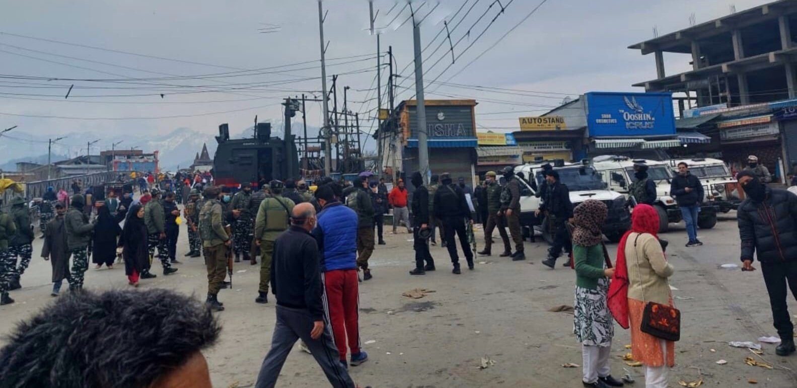 Elderly man killed, 23 others injured in Amira Kadal-HSHS grenade attack