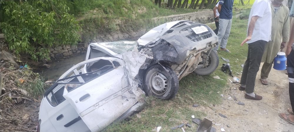 5 Persons Injured As 2 Cars Collide Along Highway in Kupwara