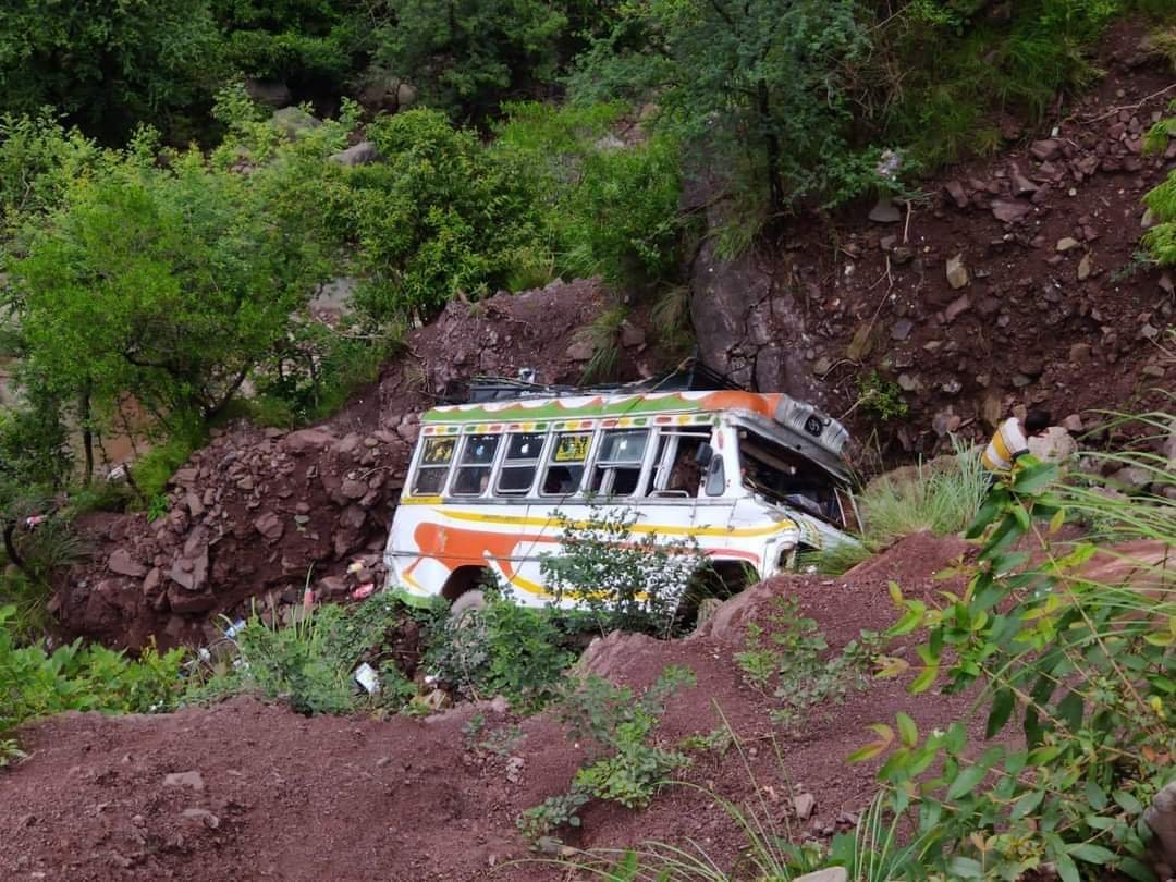 Several injured as minibus met with road accident in Udhampur