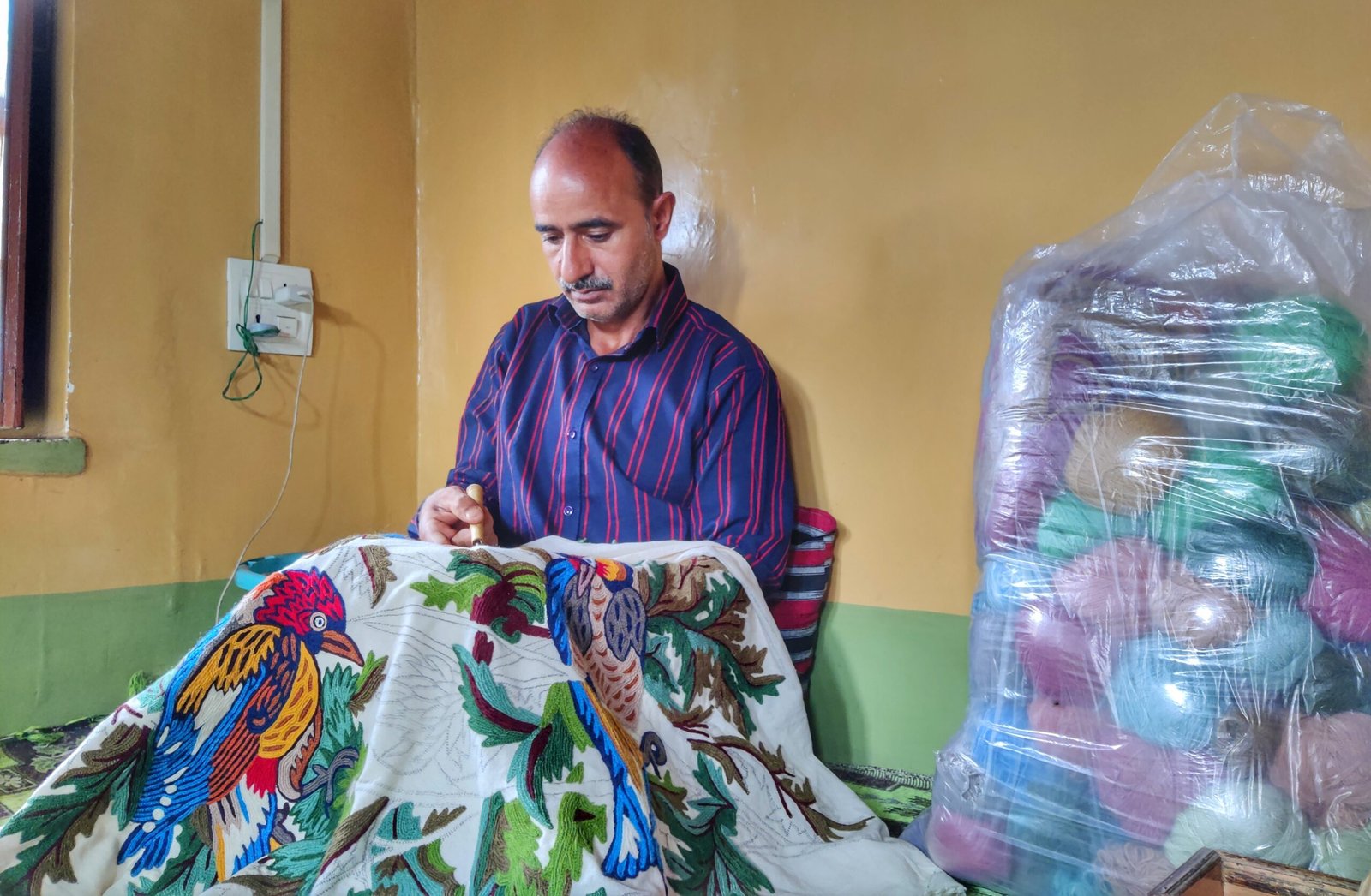 The art of painting on the shawls in Kashmir — Photo essay