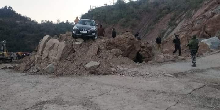 Major stone-slide closes Jammu-Srinagar highway; Jammu to Doda traffic also suspended