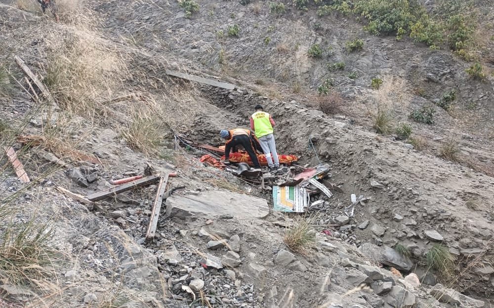 2 dead as Gas Cylinders laden truck rolls down into gorge in Ramban