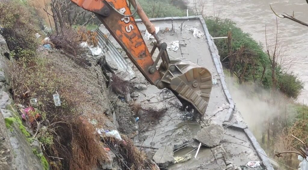 A building being demolished in Thathri's Zea Abad area (Photo: Anzer Ayoob/The Chenab Times)