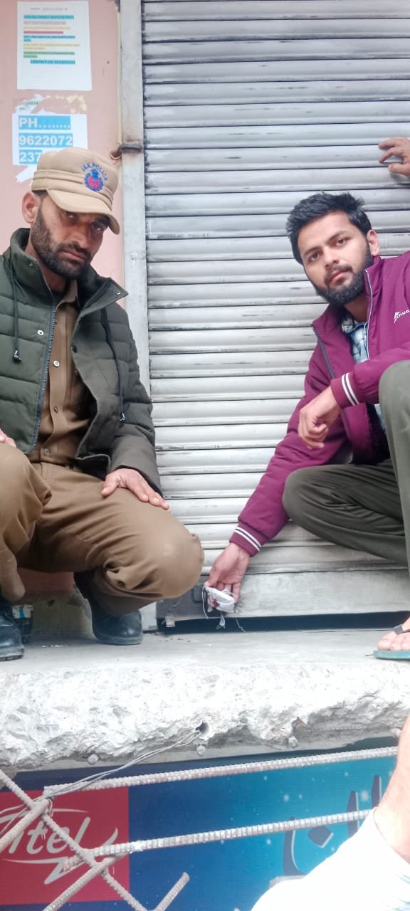 Tehsildar seals computer shop in Doda’s Kahara for overcharging online services
