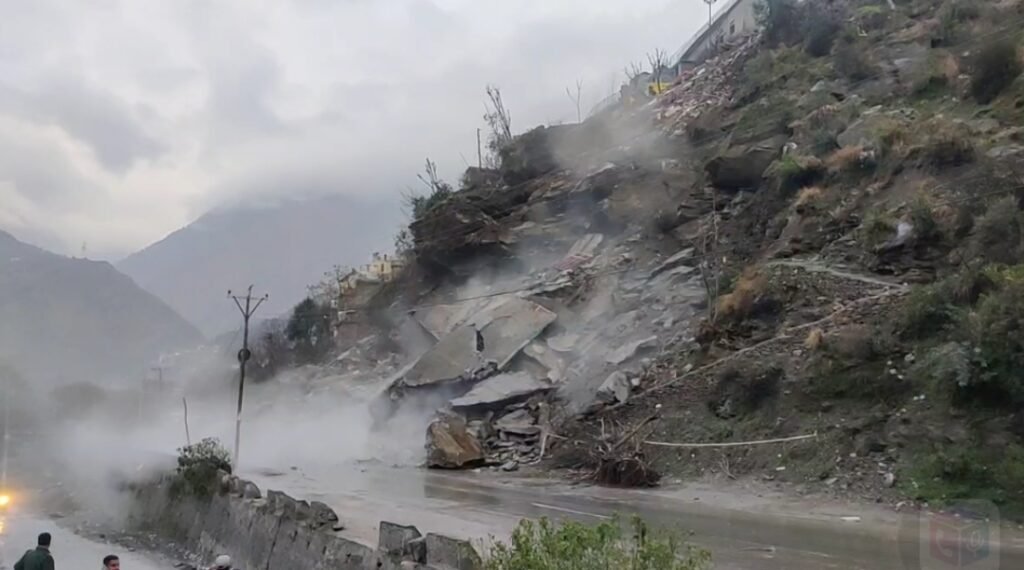 Traffic "suspended" as Landslide Strikes Batote-Kishtwar National Highway at Nayi Basti Thathri