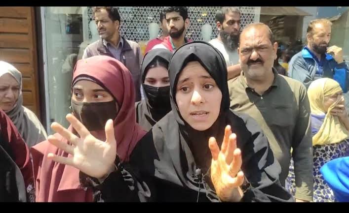 Students Protest as Srinagar School Allegedly Refuses Entry to Them Wearing ‘Abaya’
