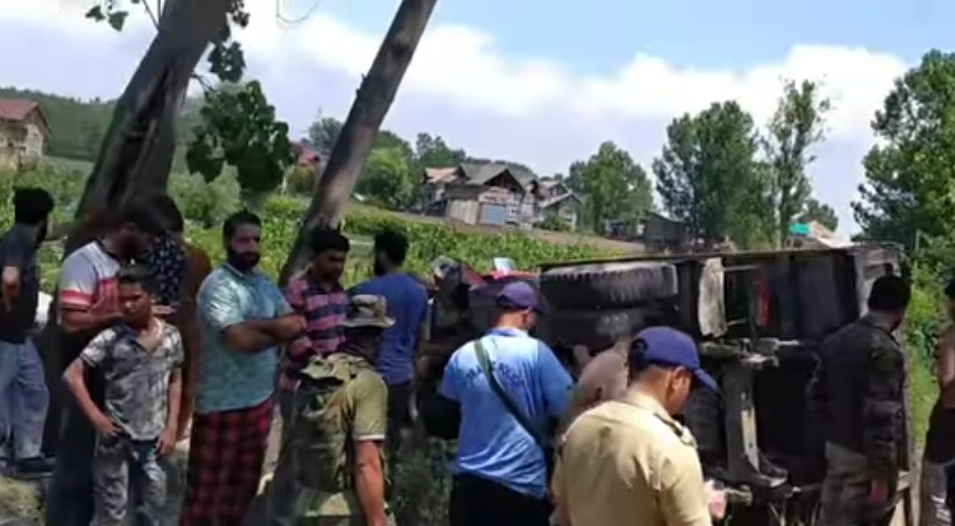 Multiple-Vehicle Collision Claims Lives of Three, Including Traffic Cop, in Srinagar’s Maloora Area