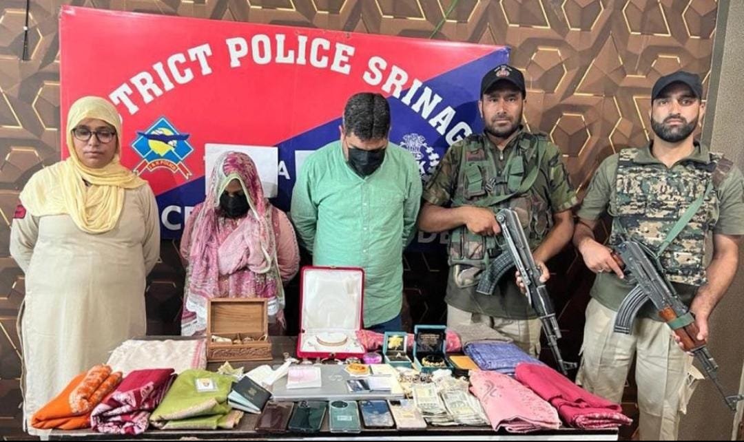 Couple Impersonating as IPS, IAS Officers Arrested in Srinagar, Fraudulent Activities Uncovered: Jammu and Kashmir Police Couple Impersonating as IPS, IAS Officers Arrested in Srinagar, Fraudulent Activities Uncovered: Jammu and Kashmir Police