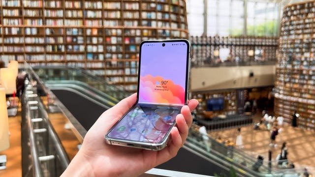 Top Flip Phones of 2023: Galaxy Z Flip 5, Motorola Razr Plus, and Oppo Find N2 Flip