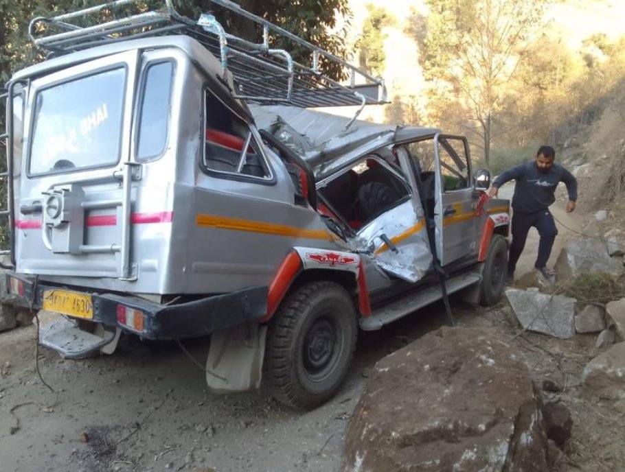 Three Injured as Boulder Hits Vehicle in JK’s Ramban