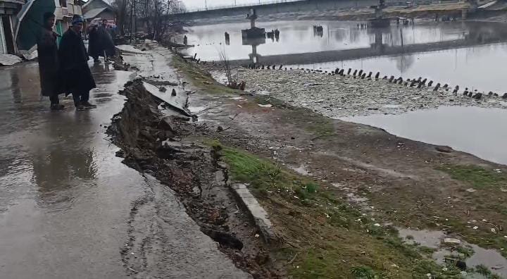 Road in Hajin Along Jhelum River Embankment Caves In, Disrupts Power Supply to Local Populace