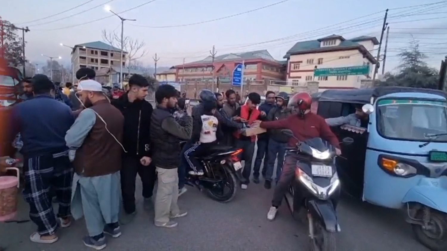 Ehsaas Foundation Organizes Street Iftari in Srinagar, Aids Ramadan Observers with Essential Supplies