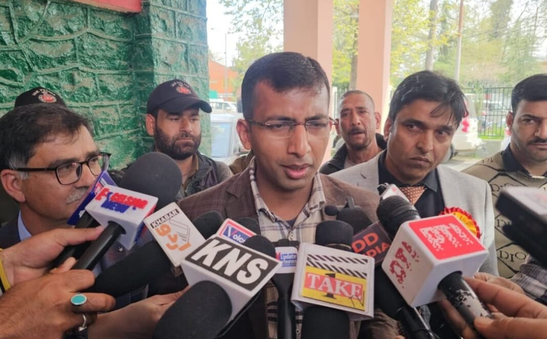 No Lockdown in Kashmir, Divisional Commissioner Dismisses Rumours