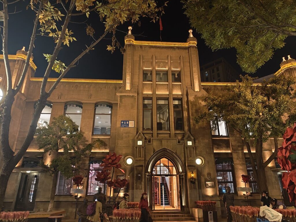 ​位于中国辽宁省沈阳市的满洲国赤十字社支部旧址（2025年10月），现已改造为“沈读时光·118书局”并对外开放。