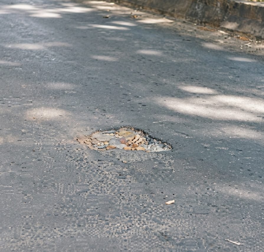 Maharashtra: Nigdi-Pimpri Service Road Plagued by Damaged Chambers and Potholes Maharashtra: Nigdi-Pimpri Service Road Plagued by Damaged Chambers and Potholes