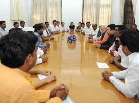 35 MLAs from Maharashtra call on PM.