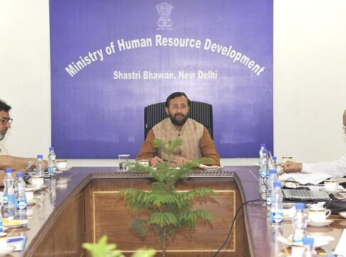 A delegation led by the Minister for Education, Jammu & Kashmir, Shri Syed Mohammad Altaf Bukhari meeting the Union Minister for Human Resource Development, Shri Prakash Javadekar, in New Delhi o…
