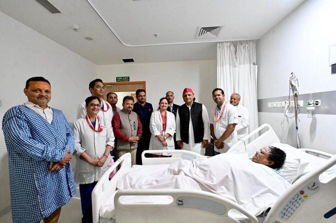 Uttar Pradesh: SP Chief Akhilesh Yadav Visits BJP MLA After Effigy Incident, Calls for Positive Politics Uttar Pradesh: SP Chief Akhilesh Yadav Visits BJP MLA After Effigy Incident, Calls for Positive Politics