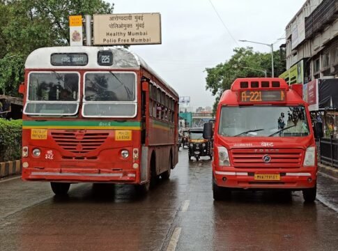 Buses and auto-rickshaws on a rainy Mumbai street, India.