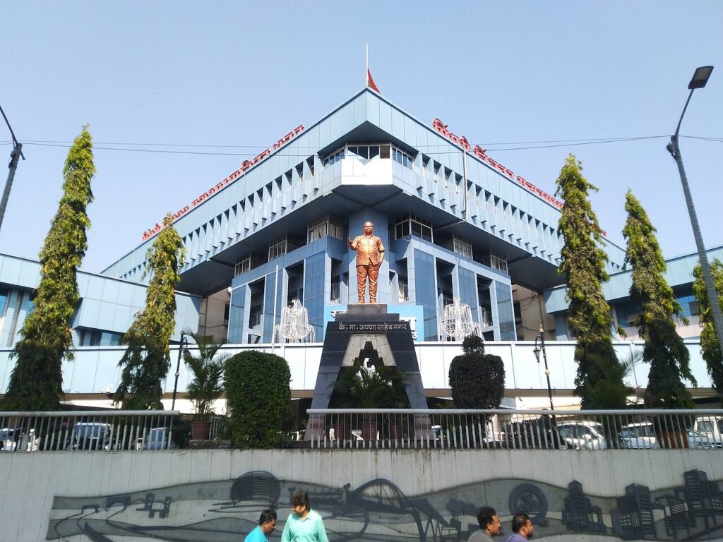 Closeup of Pimpri-Chinchwad Municipal Corporation from the nearby road with the statue of Annasaheb Magar