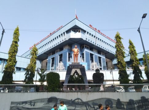 Closeup of Pimpri-Chinchwad Municipal Corporation from the nearby road with the statue of Annasaheb Magar