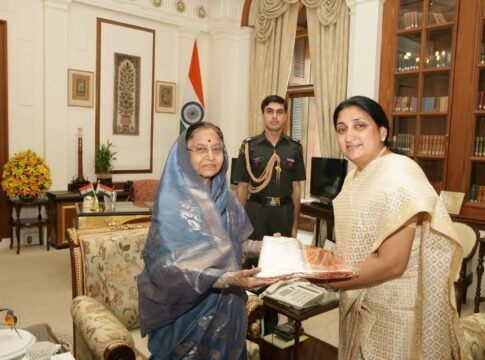 President of India, Pratibha Patil (left) with Sunetra Ajitdada Pawar (right) at Rashtrapati Bhavan