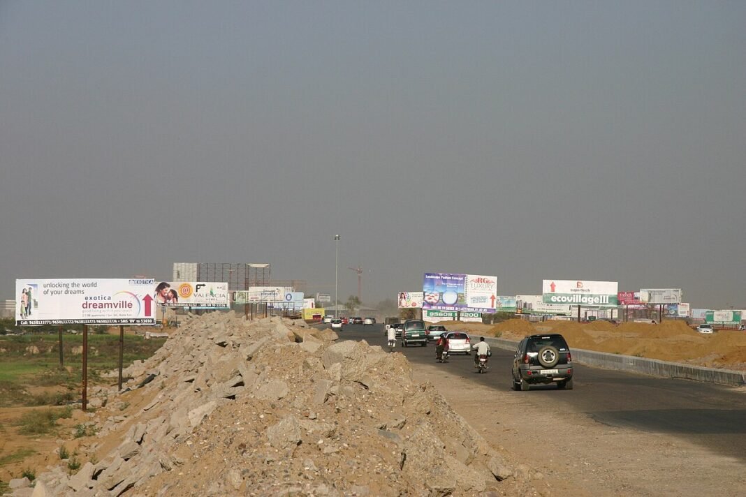 Noida Link Road Blocked from Chilla Border Amidst Factory Worker Protest Road from Noida to 'Noida Extension' of 'Greater Noida' just before hindon river