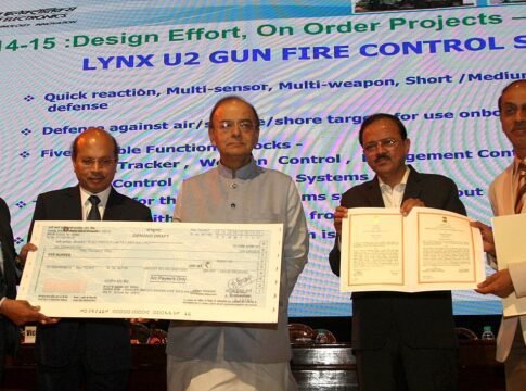 The Union Minister for Finance, Corporate Affairs and Defence, Shri Arun Jaitley awarding the Bharat Electronic Limited, Bengaluru for ‘On Initiative Projects’ (2014-15) in manufacturing LYNX U2 Nava…