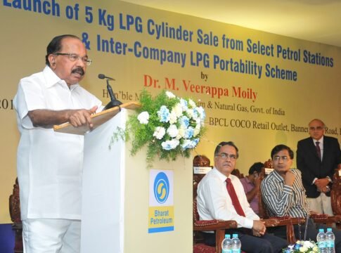 The Union Minister for Petroleum & Natural Gas, Dr. M. Veerappa Moily addressing at the launch of a novel scheme of sale of 5 kg LPG cylinders at market price with minimal documentation through C…