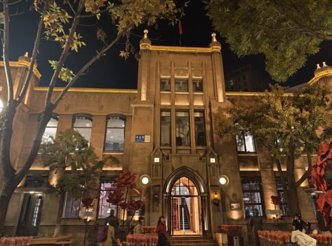 ​位于中国辽宁省沈阳市的满洲国赤十字社支部旧址（2025年10月），现已改造为“沈读时光·118书局”并对外开放。