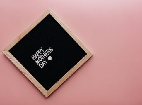 A black letter board with 'Happy Mother's Day' on a pink background, perfect for celebrations.