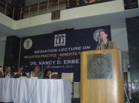 Nancy Erbe giving lecture to 300+ Judges Lawyers and mediations of Delhi High Court.