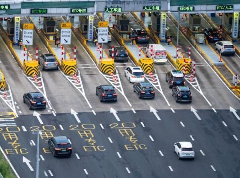 Overhead photo of a busy toll plaza with multiple cars and lanes, featuring ETC lanes.