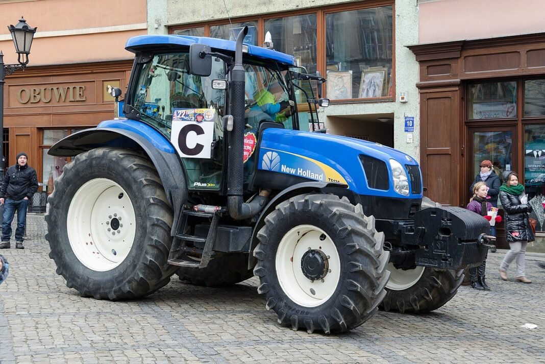 Australia: Spearfisher Dies in Great Barrier Reef Shark Attack Tractor New Holland TS135A