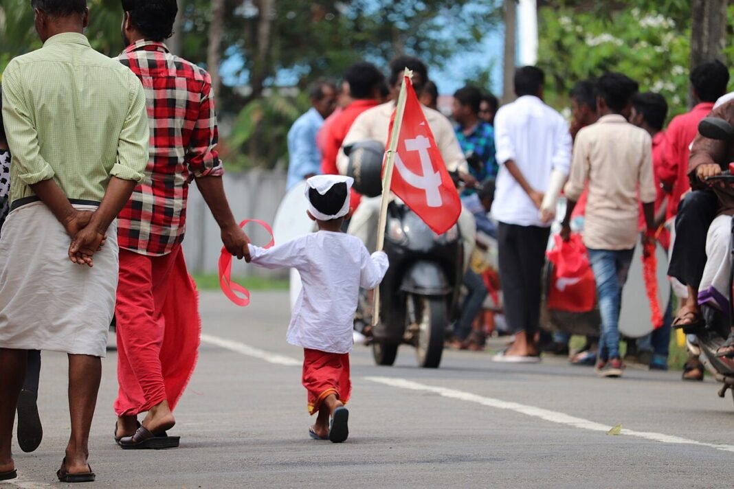 Tamil Nadu: Actor Vijay’s Political Party Seeks Support from CPI കമ്മ്യൂണിസ്റ്റ് പാർട്ടി ഓഫ് ഇന്ത്യ (മാർക്സിസ്റ്റ്) പതാകയേന്തിയ കുട്ടി