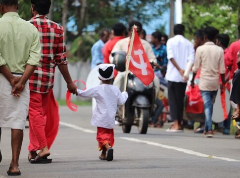 കമ്മ്യൂണിസ്റ്റ് പാർട്ടി ഓഫ് ഇന്ത്യ (മാർക്സിസ്റ്റ്) പതാകയേന്തിയ കുട്ടി