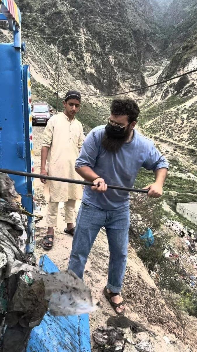 Burhan Dar and volunteers at a roadside dump