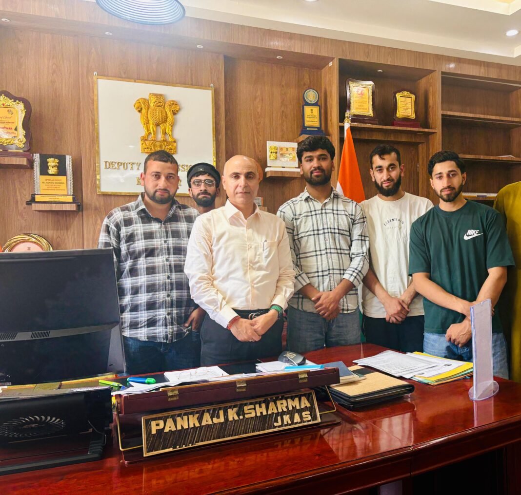 Jammu and Kashmir: Drabshalla Youth Delegation Raises Civic and Education Concerns Before DC Kishtwar Jammu and Kashmir: Drabshalla Youth Delegation Raises Civic and Education Concerns Before DC Kishtwar