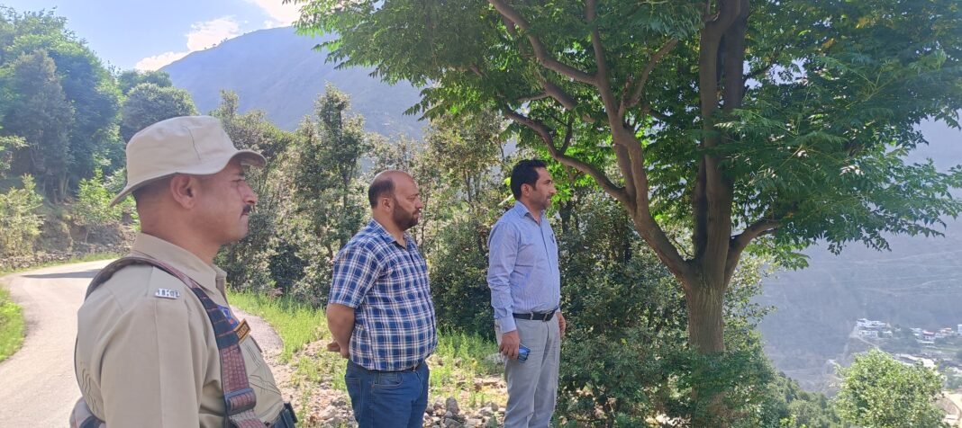 Tehsildar Drabshalla Visits Flood-Hit Areas, Assures Relief to Affected Families Tehsildar Drabshalla Visits Flood-Hit Areas, Assures Relief to Affected Families