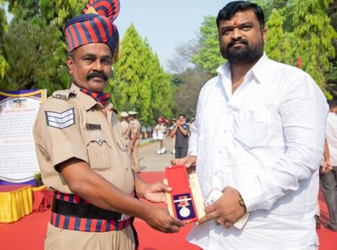 Police officer awarded honorary medal at outdoor ceremony